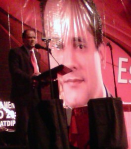 El candidato a Diputado por el Partido Reformista Social Cristiano de la República Dominicana, Dr. Ricardo Espaillat utiliza un teleprompter modelo presidencial.  (Foto cortesía de Prompter Experts).